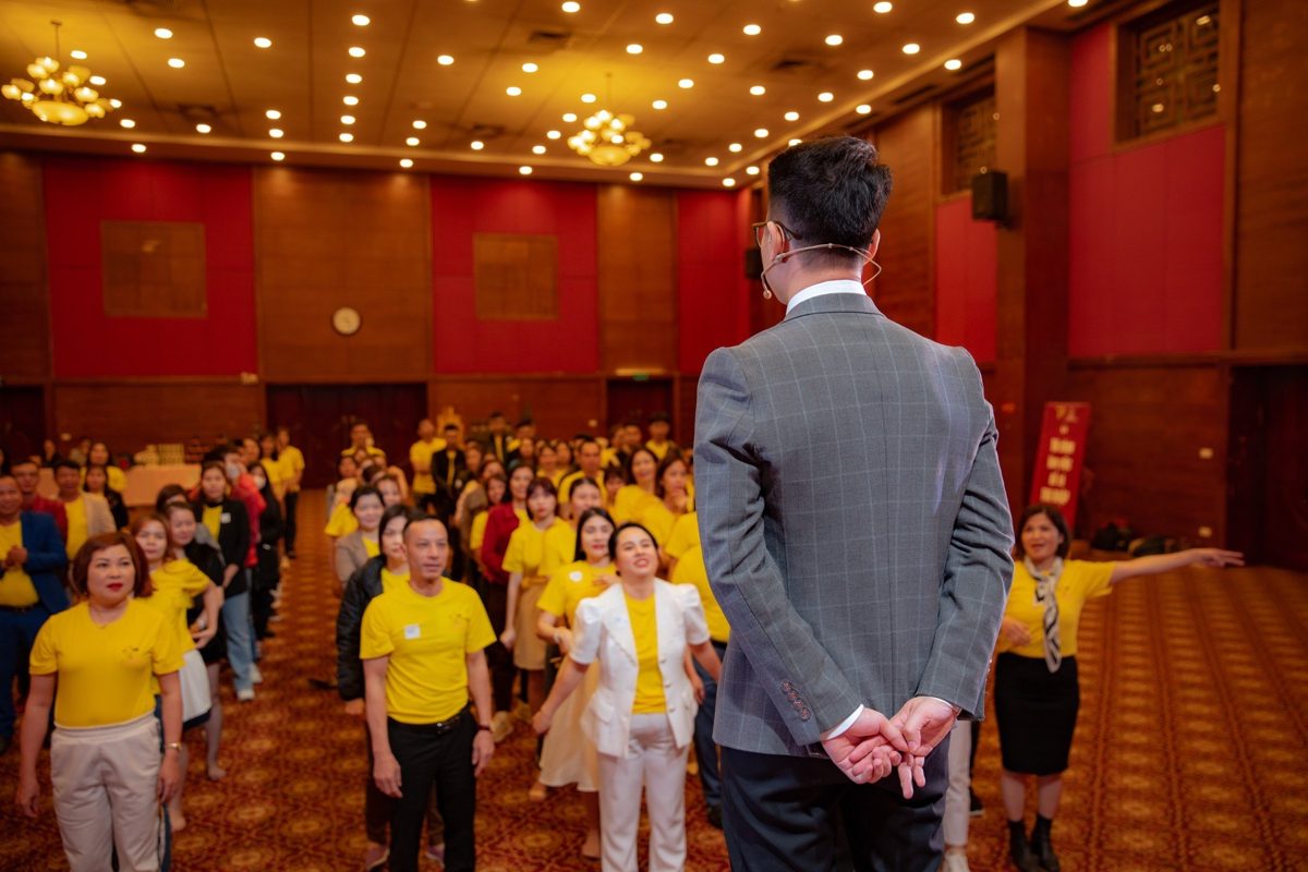 Sơn chia sẻ trước khán phòng