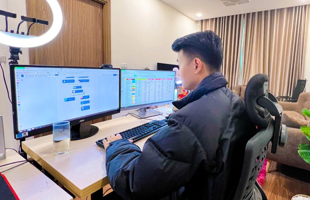 Sơn làm việc với hệ thống AI