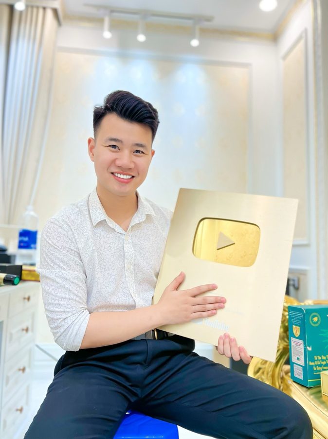 Trần Anh Sơn nhận nút play YouTube
