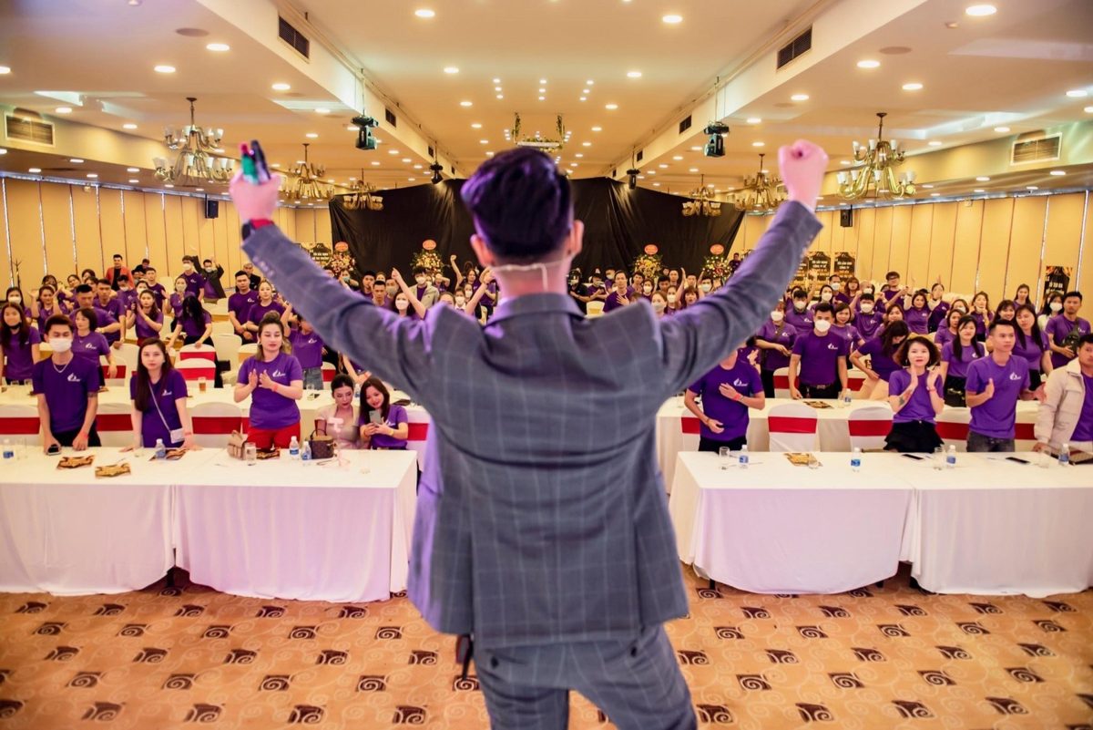 Sơn đứng lớp trước hàng trăm học viên