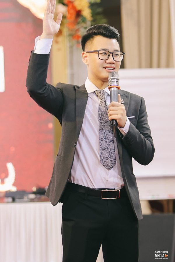 Trần Anh Sơn đang chia sẻ trên sân khấu